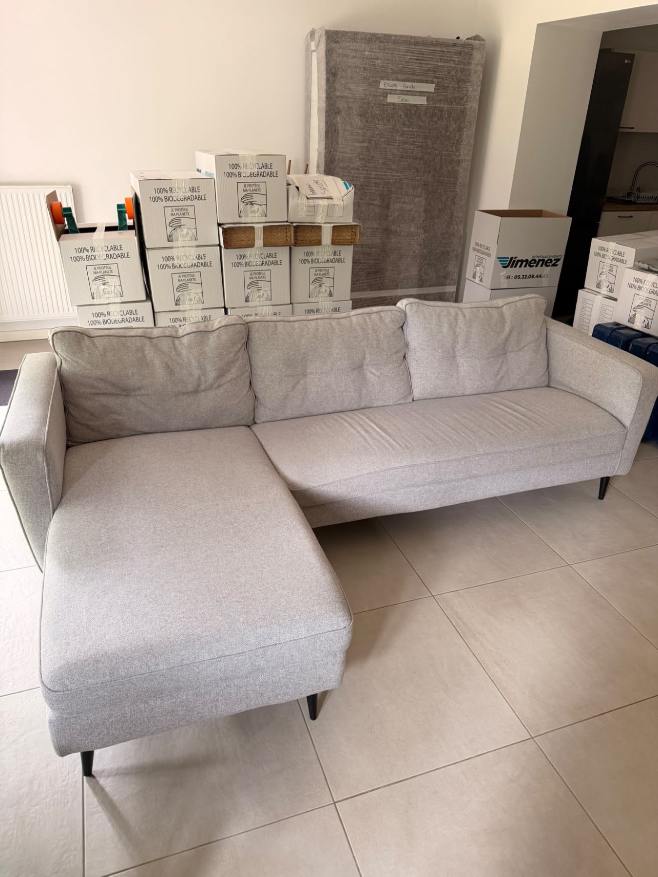 Séjour livré, cartons posés pièce par pièce