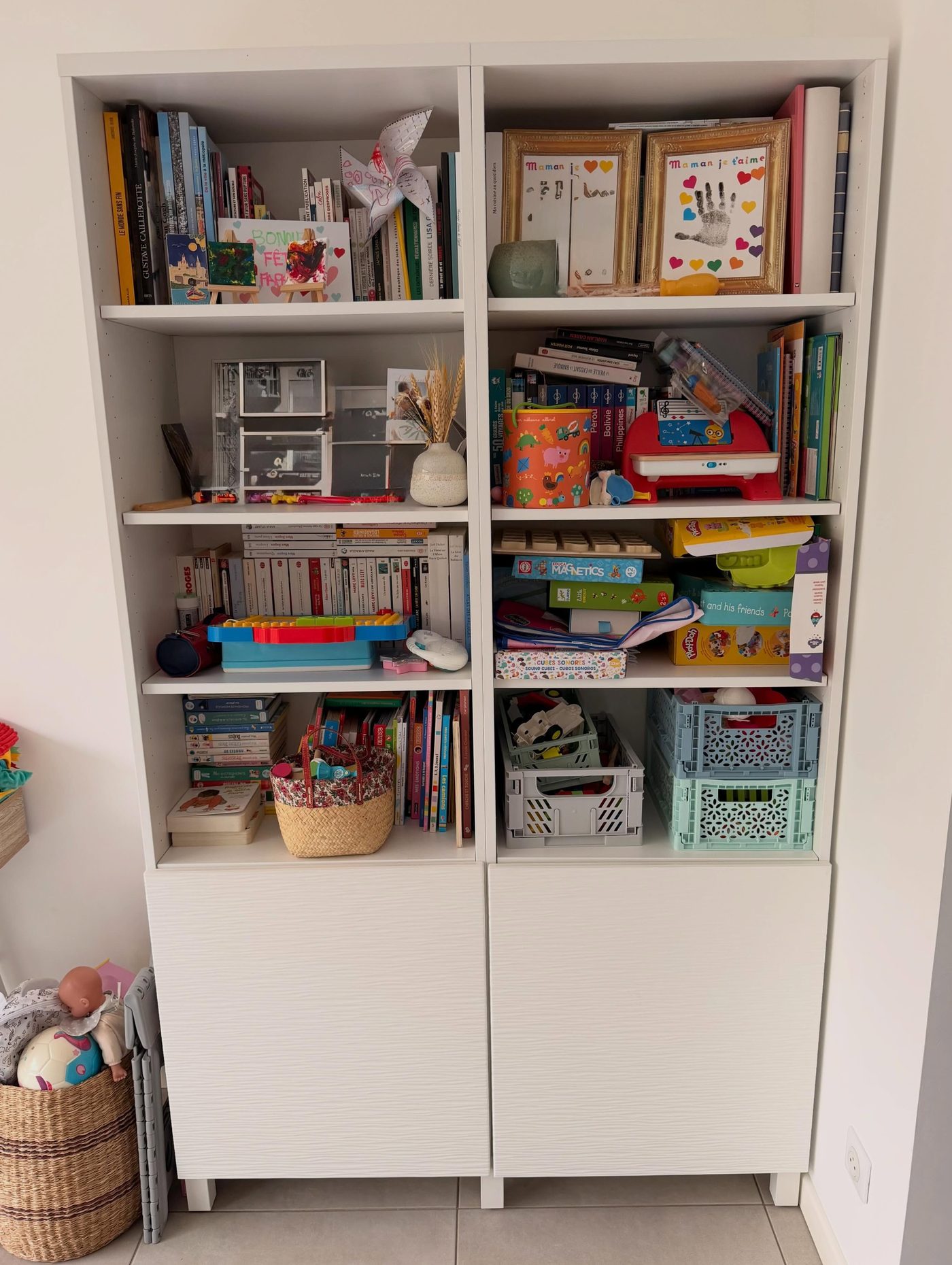 La bibliothèque avant le déménagement, pleine de livres et de jouets