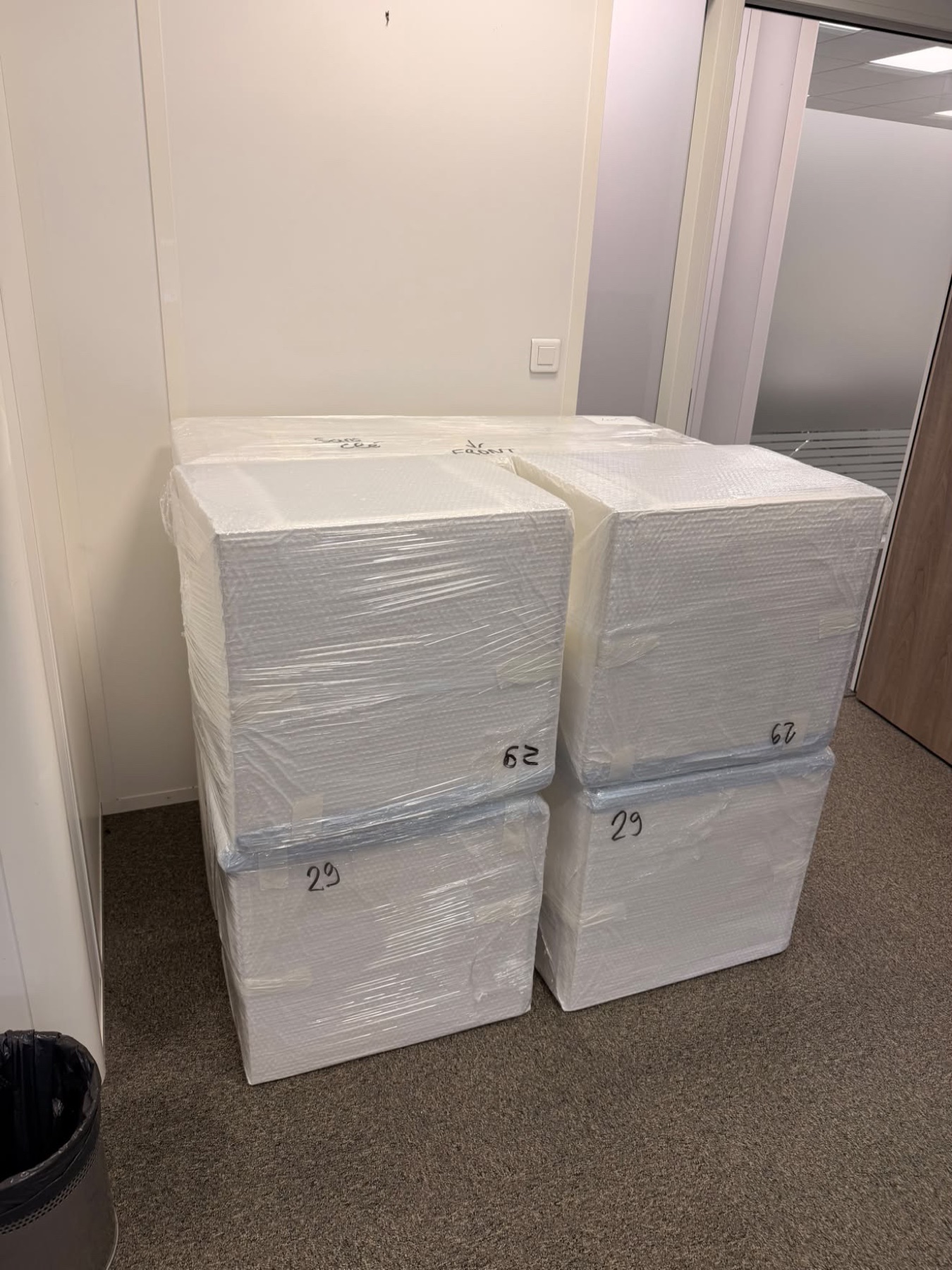 Volumes de bureau emballés et numérotés dans un couloir de bureaux