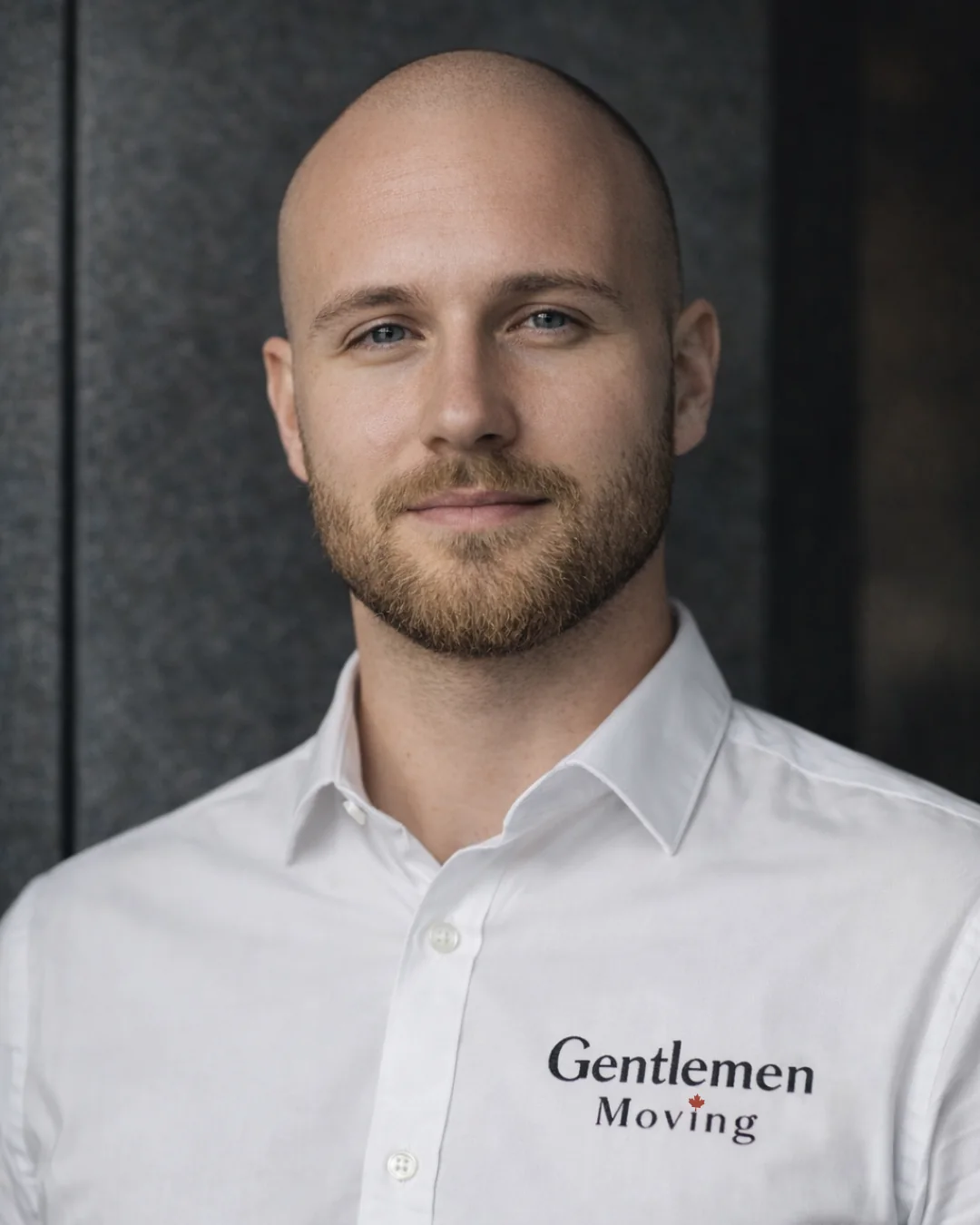 Gwennaël Caro, gérant de Gentlemen Moving, en chemise blanche floquée au logo