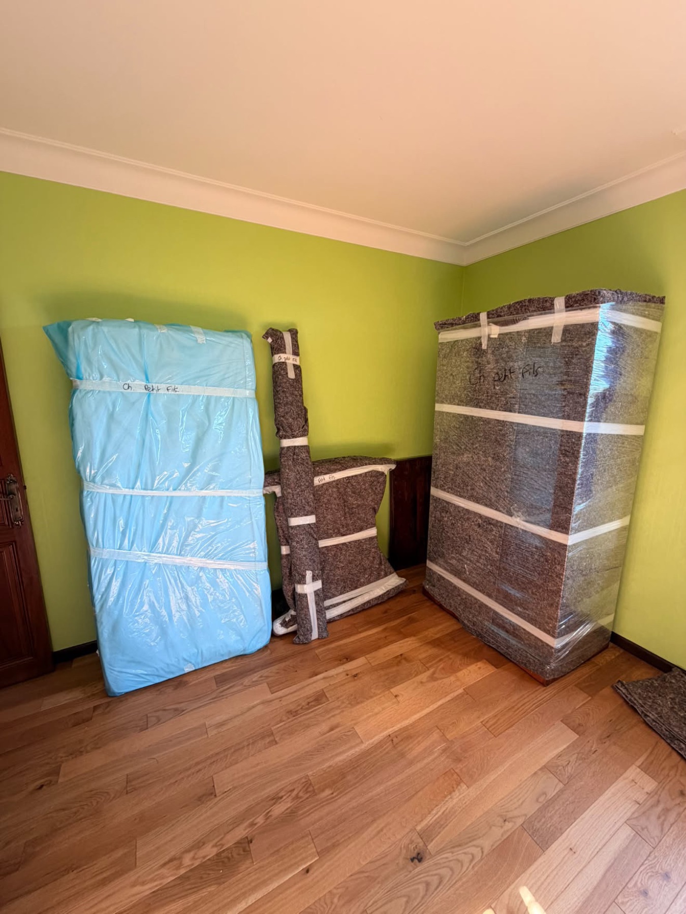 Armoire et meubles habillés de couvertures en feutre et sanglés