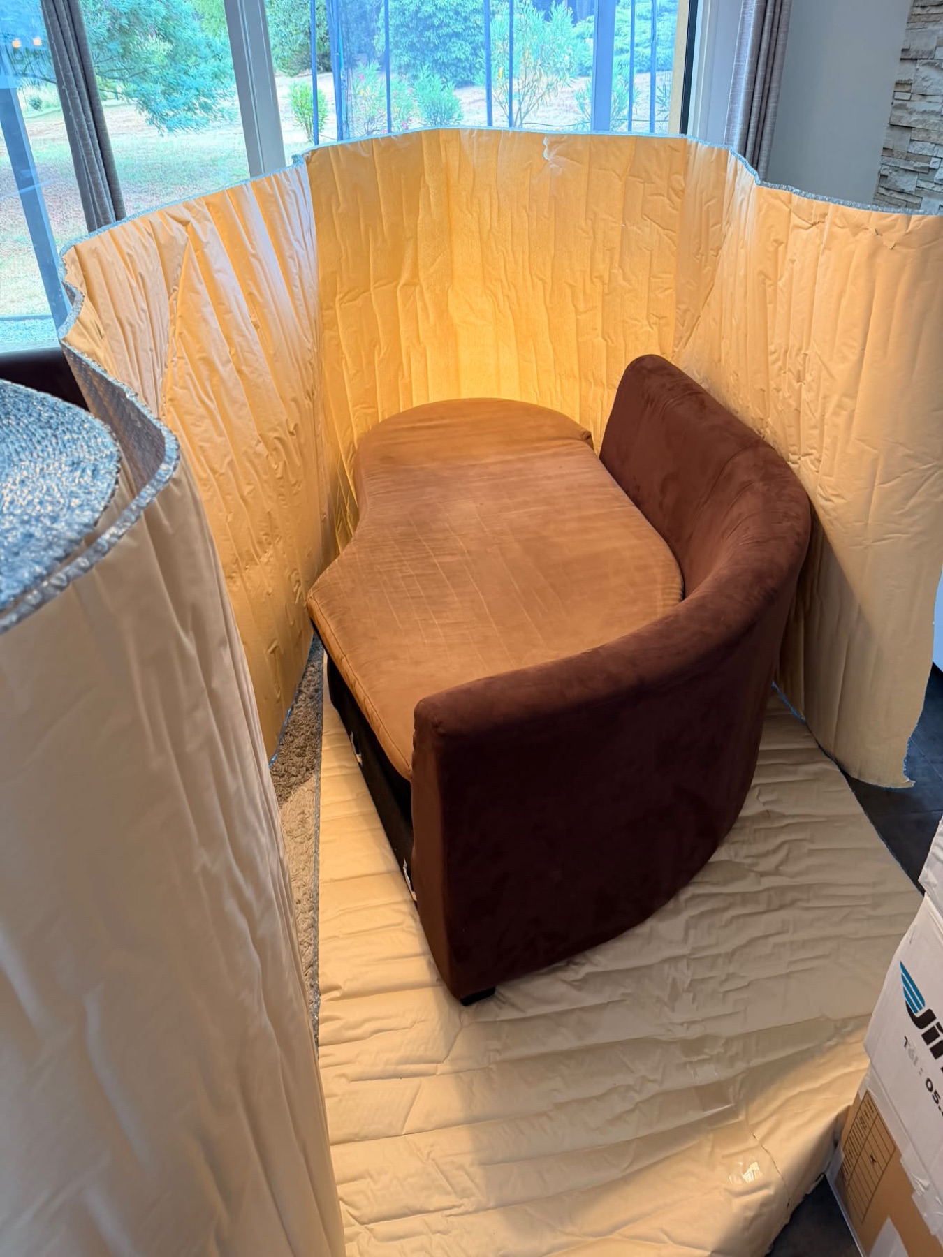 Fauteuil isolé au centre d'un carré de protections au sol