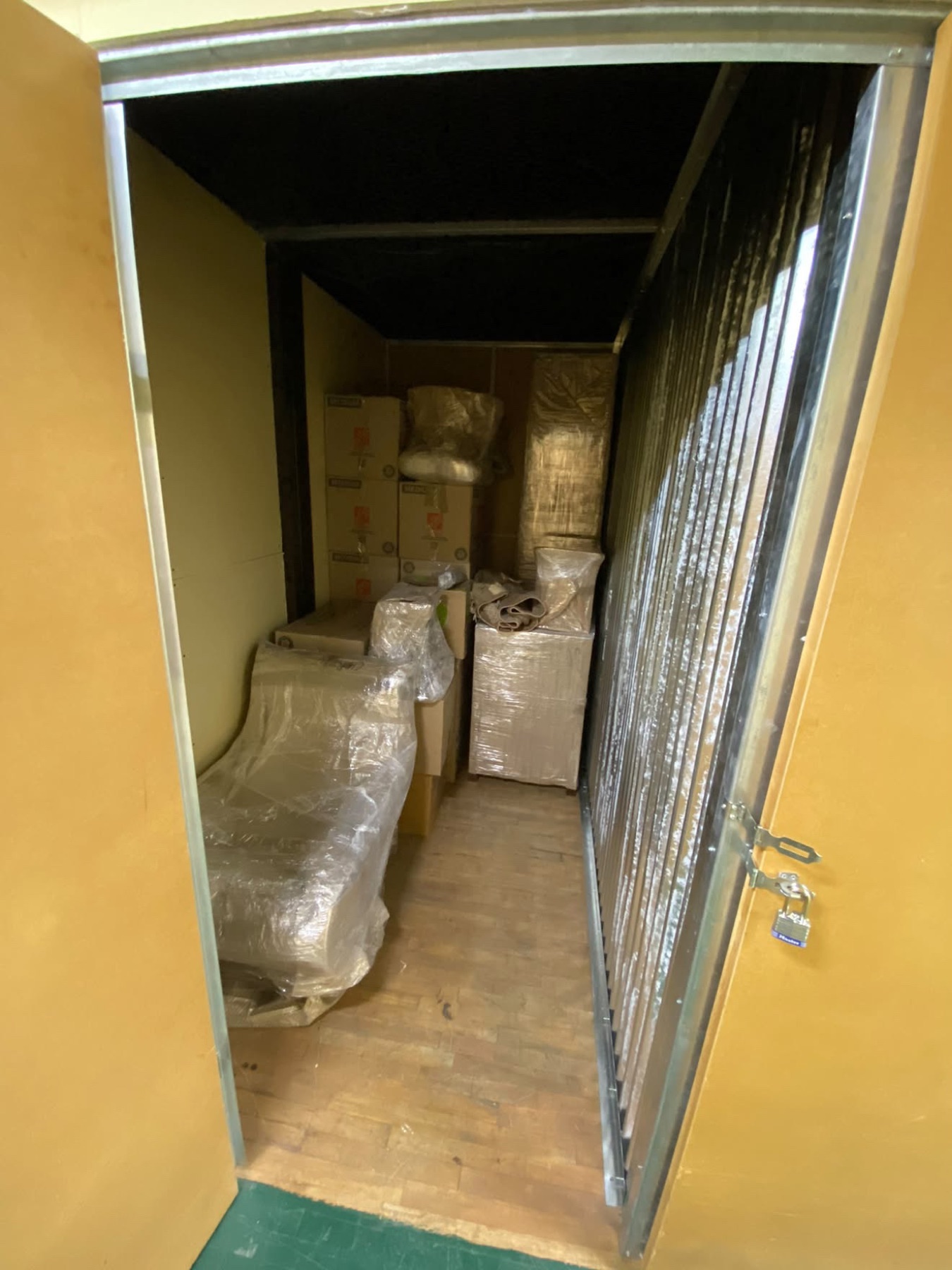 Mobilier emballé rangé dans un box de stockage