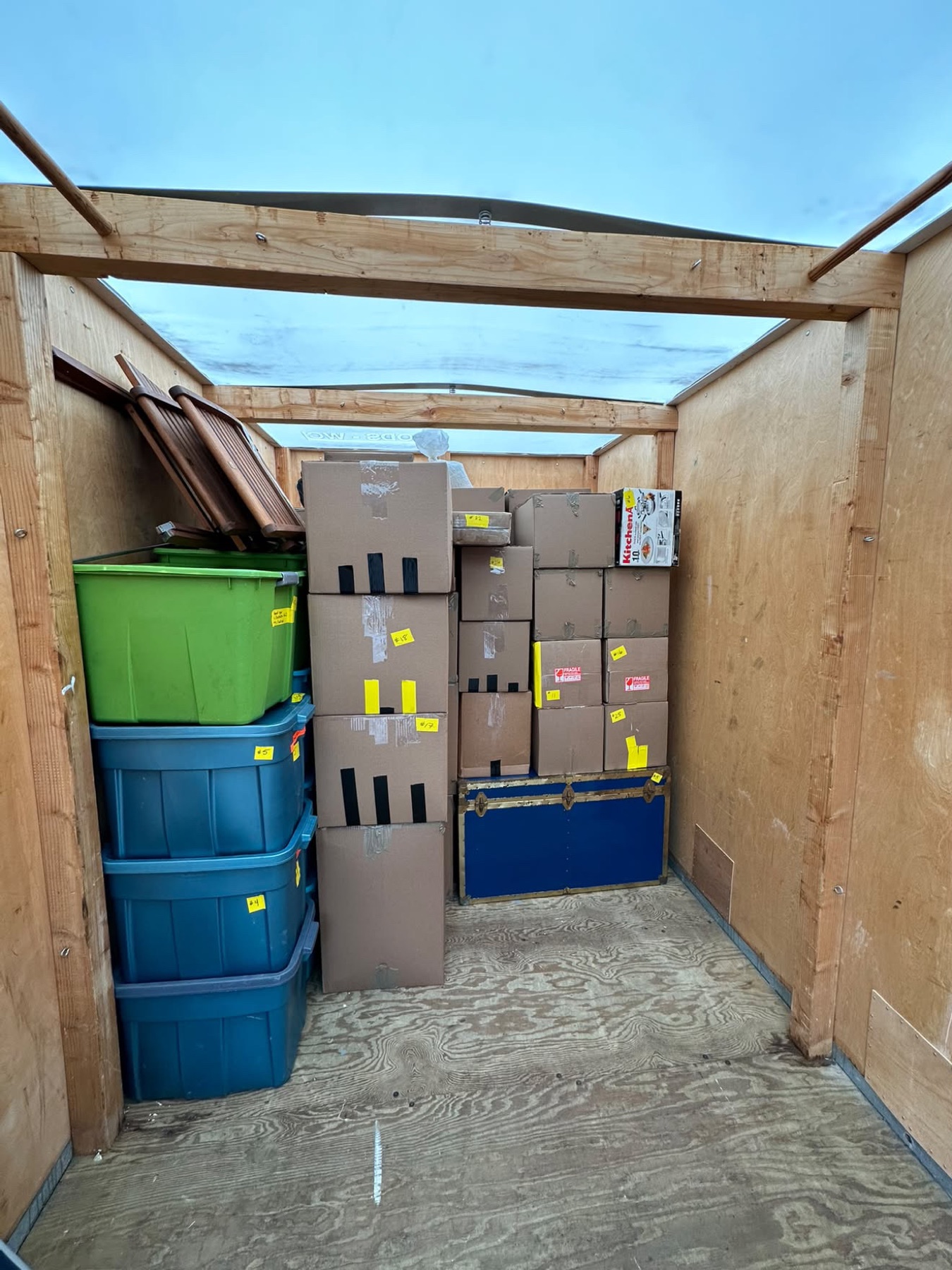 Conteneur de stockage en bois rempli de cartons étiquetés